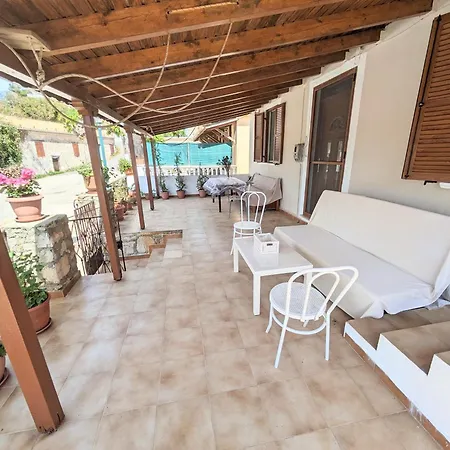 Traditional House With Fresh Vegetables Garden * Pigadhakia